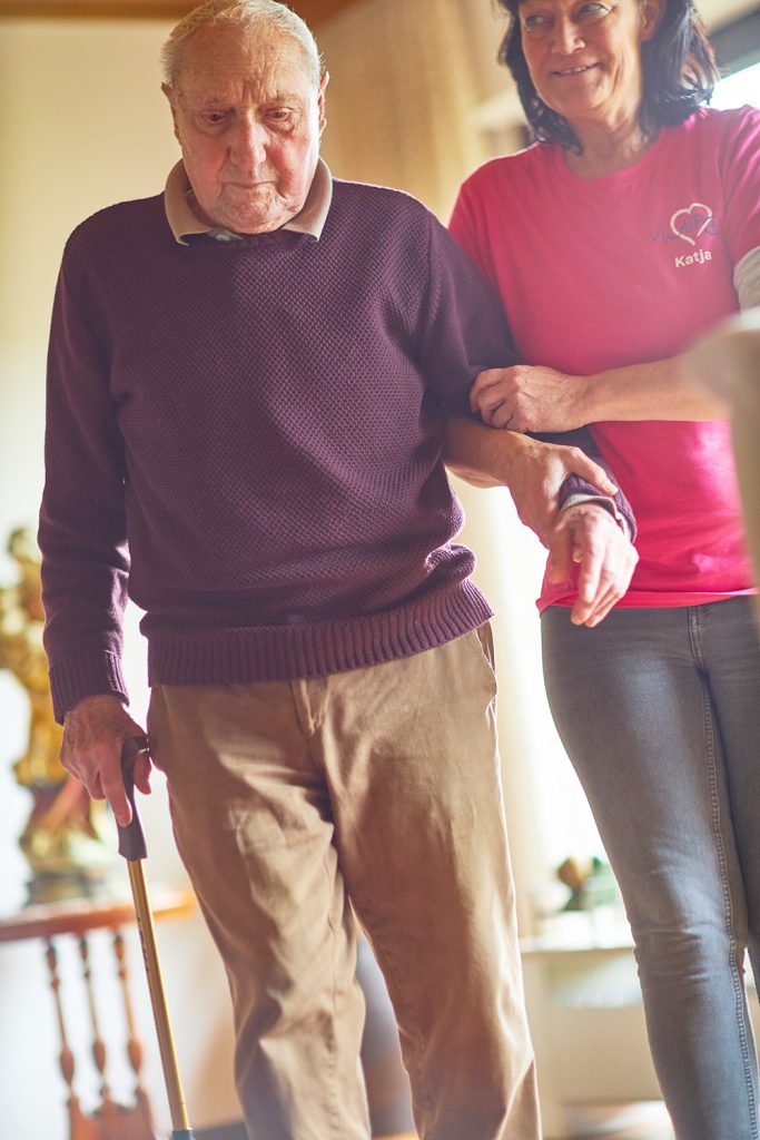 A.i.P. - Reutlingen - Pflegerin begleitet älteren Mann beim Spazieren