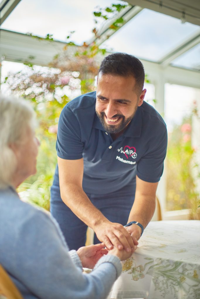 Einfühlsame Pflege zuhause - Pflegekraft mit Seniorin
