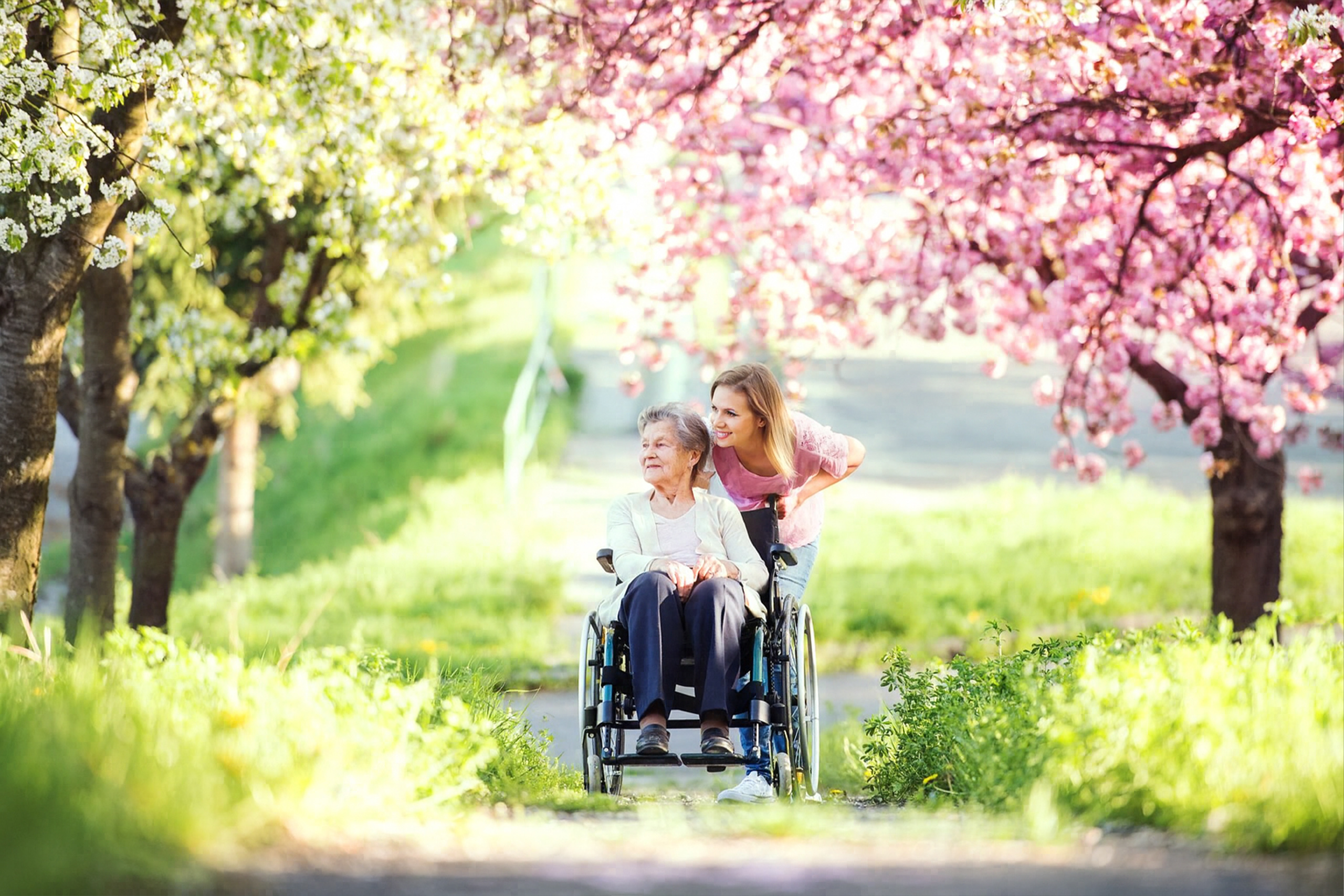 Pflegekraft und Seniorin bei ambulanter Pflege in Reutlingen